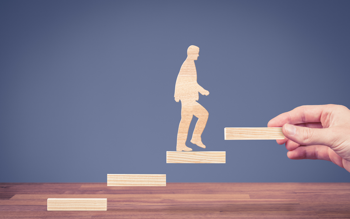 Een geillustreerd beeld van een man dat een trap op loopt